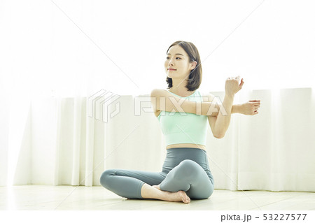 ストレッチ 朝 若い女性 53227577
