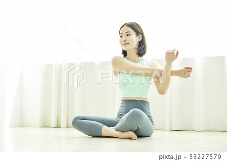 ストレッチ 朝 若い女性 53227579