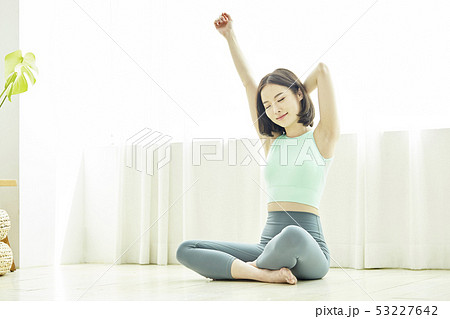 若い女性 ストレッチ ヒーリング 53227642