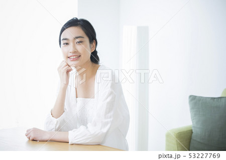 若い女性・リビング 若い女性・リビング 53227769