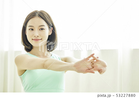 若い女性 女性 女 53227880