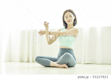 ストレッチ 朝 若い女性 53227921