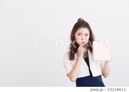ドレッシーな女性・白バック ドレッシーな女性・白バック 53228011