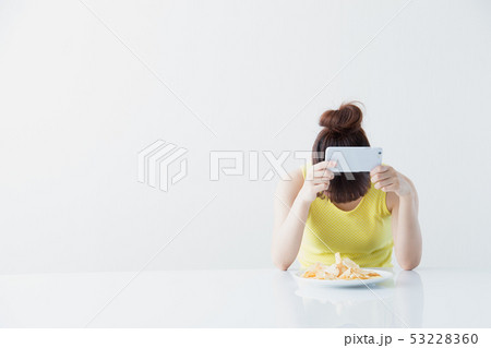 カジュアルポートレート・白バック 53228360