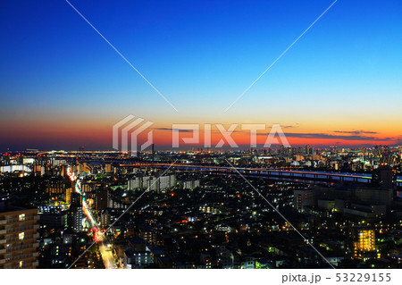 黄昏色に染まる荒川と都心の夜景 53229155