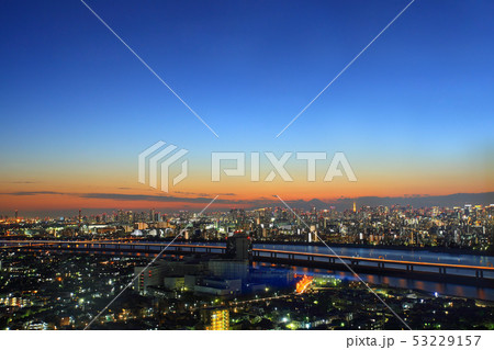 黄昏色に染まる荒川と都心の夜景 53229157