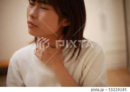 喉に違和感を感じる女性 喉に違和感を感じる女性 53229185
