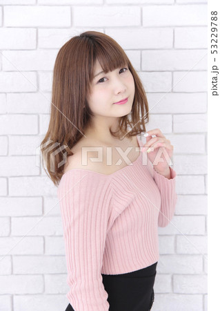 若い女性 ヘアスタイル 若い女性 ヘアスタイル 53229788