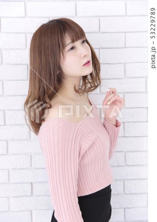 若い女性　ヘアスタイル 53229789