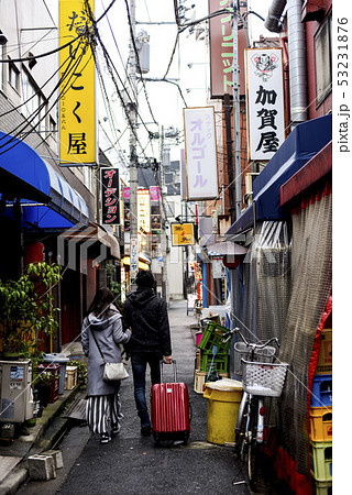 昼間下町の繁華街を歩くカップル 53231876