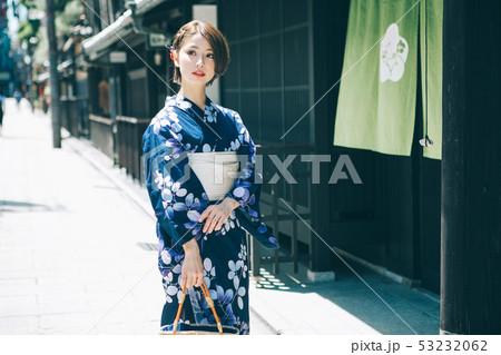 祇園の街を観光する浴衣の女性 53232062