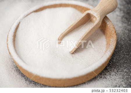 Plate with baking soda on wooden background 53232403