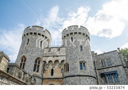 ウィンザー城の石造りの円柱の建物と石壁 53233874