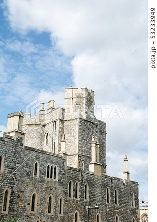 ウィンザー城の石造りの円柱の建物と石壁の写真素材 [53233949