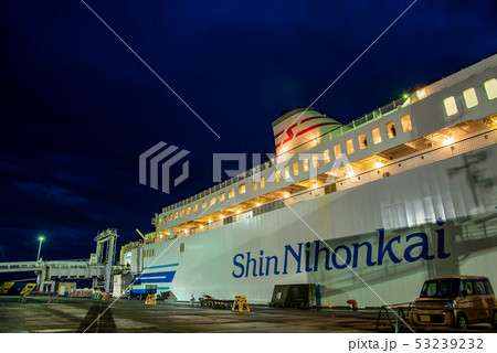 苫小牧東港から出航直前の新日本海フェリー　らいらっく 53239232