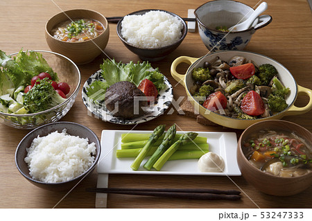 ハンバーグがメインの食卓 ハンバーグがメインの食卓 53247333