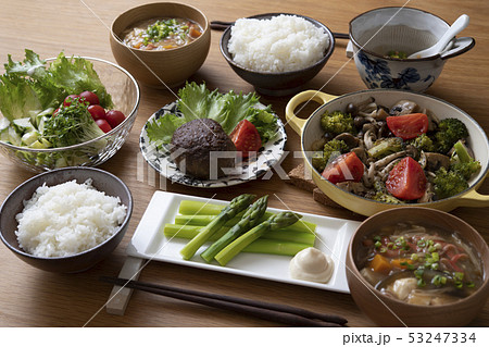 ハンバーグがメインの食卓 53247334