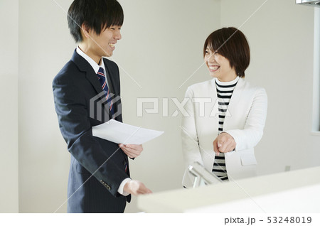 不動産 内覧 女性 不動産 内覧 女性 53248019
