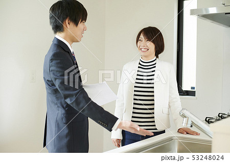 不動産　内覧　女性 53248024