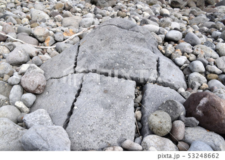 志津摩海岸に残る矢穴石 志津摩海岸に残る矢穴石 53248662