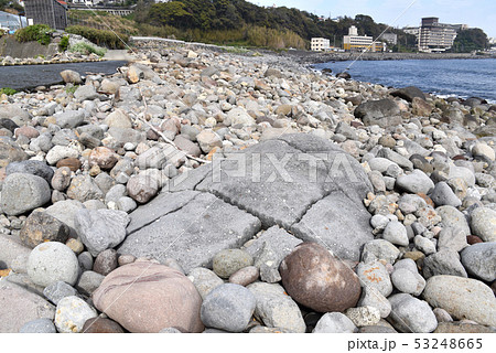 志津摩海岸に残る矢穴石 志津摩海岸に残る矢穴石 53248665