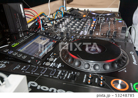 クラブでのDJ 53248785