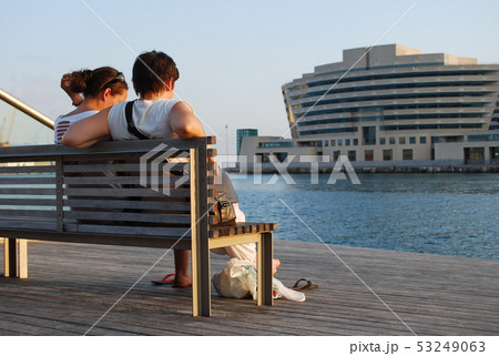ベンチでくつろぐ2人　スペイン/バルセロナ 53249063