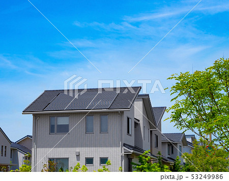 青空と再エネ住宅 53249986