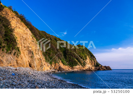 （静岡県）西伊豆雲見の海岸線　夕景 53250100
