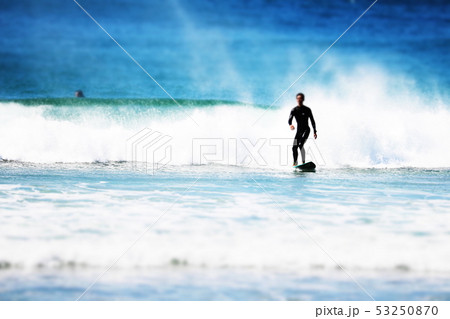 海辺のマリンスポーツをしている人達ちの風景 海辺のマリンスポーツをしている人達ちの風景 53250870
