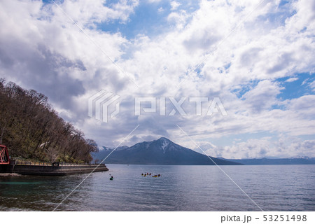 北海道 支笏湖 カヌーを楽しむ人 北海道 支笏湖 カヌーを楽しむ人 53251498