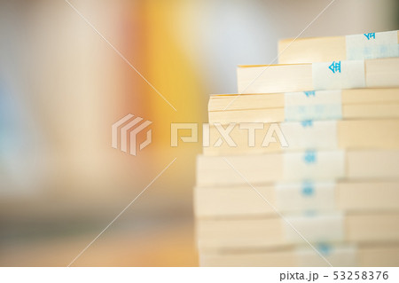 お金　大金　札束　副業　本職　金融　経済　一万円札　1万円札　壱萬円札　日本円　100万円　百万円 53258376