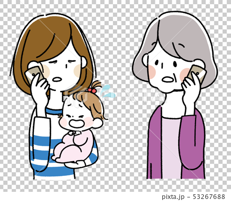 泣いた赤ちゃんを抱えてスマートフォンで会話する若い母親とシニア女性 53267688