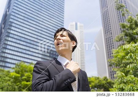 猛暑で苦むビジネスマン　イメージ　ビジネス街 53283668