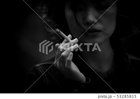 喫煙する女性 喫煙する女性 53285815