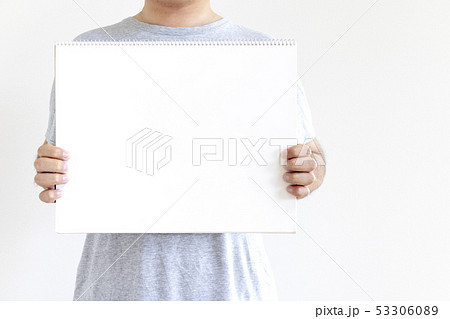 空白のスケッチブックを持っている男性 空白のスケッチブックを持っている男性 53306089