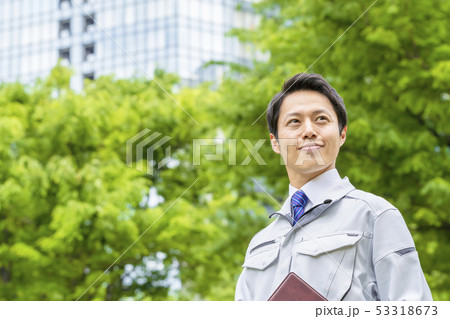作業着姿のの男性 作業着姿のの男性 53318673