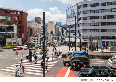 平日も賑わう表参道 53325813
