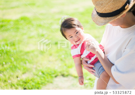 お母さんと赤ちゃん 屋外 お母さんと赤ちゃん 屋外 53325872