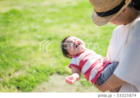 お母さんと赤ちゃん　屋外 53325874