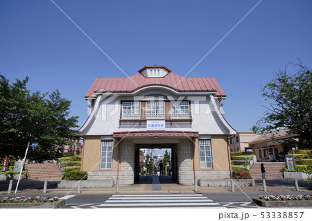 日本の東京都市景観 田園調布駅の復元駅舎を望む 日本の東京都市景観 田園調布駅の復元駅舎を望む 53338857
