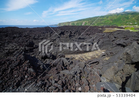 三宅島の海岸と溶岩石 三宅島の海岸と溶岩石 53339404