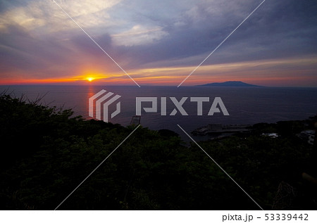 御蔵島から望む夕日 53339442