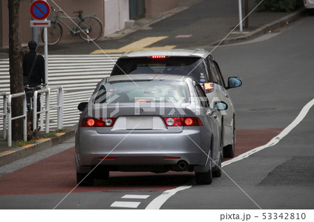 あおり運転とあおり返す車 実写画像 東京都内 の写真素材