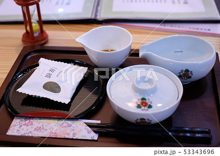 お盆に乗った八女茶のすすり茶とお菓子 53343696