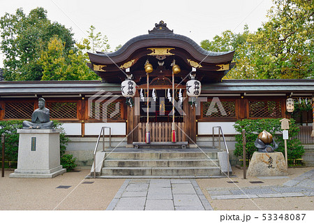 晴明神社の本殿と厄除桃と安倍晴明公像 京都 の写真素材 晴明神社の本殿と厄除桃と安倍晴明公像 京都 の写真素材