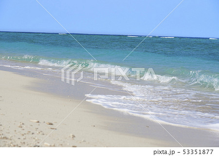 【瀬底ビーチ】　沖縄県　瀬底島　海岸　絶景　ブルーアウト　初夏 53351877