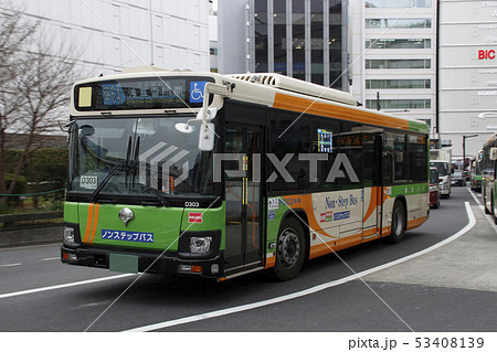 池袋駅東口前を行く都営バス（草64：巣鴨営業所／新型エルガ） 53408139