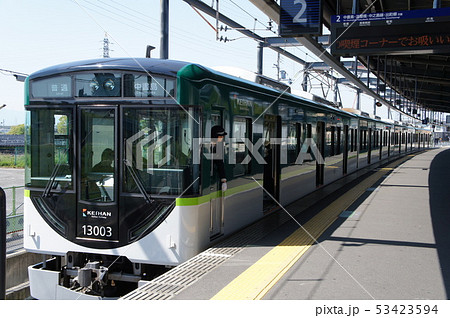 京阪電車 13000系電車(13003) 普通 中書島行(宇治駅) 女性車掌常務 京阪電車 13000系電車(13003) 普通 中書島行(宇治駅) 女性車掌常務 53423594