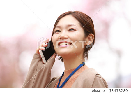 通話する女性社員 通話する女性社員 53438280